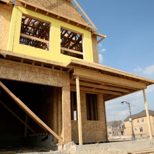 maison-neuve-en-construction-autoconstruction-outaouais. Maison neuve en construction avec structure de bois apparente, représentant un projet d'autoconstruction résidentielle en Outaouais